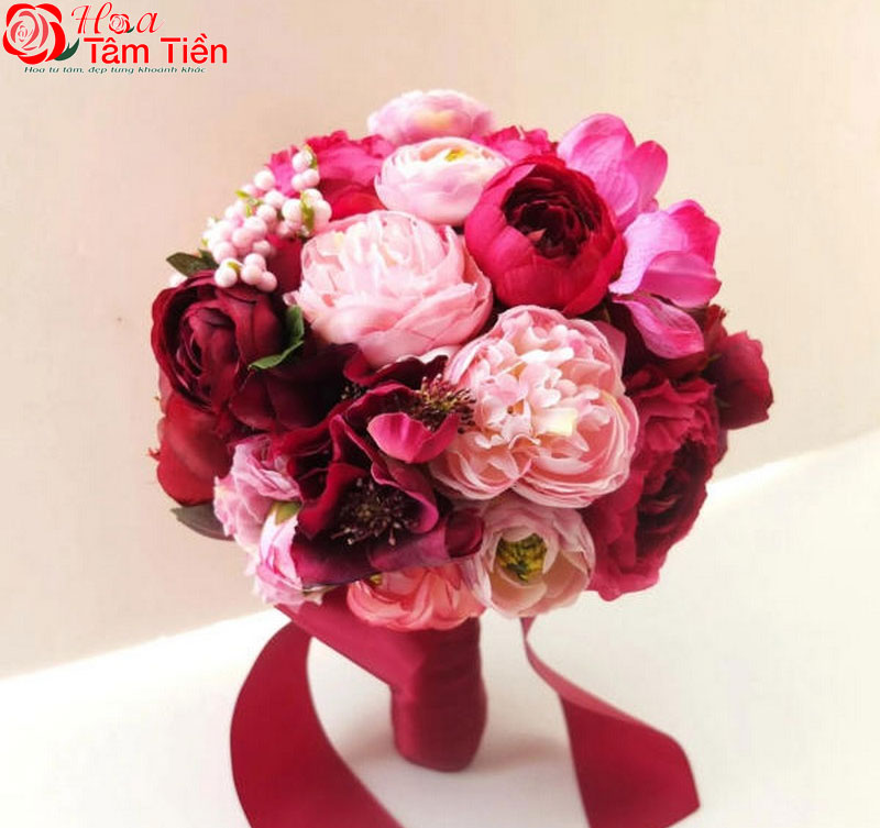 Hoa cưới mẫu đơn đỏ nổi bật