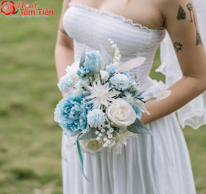 Chọn màu hoa theo váy cưới